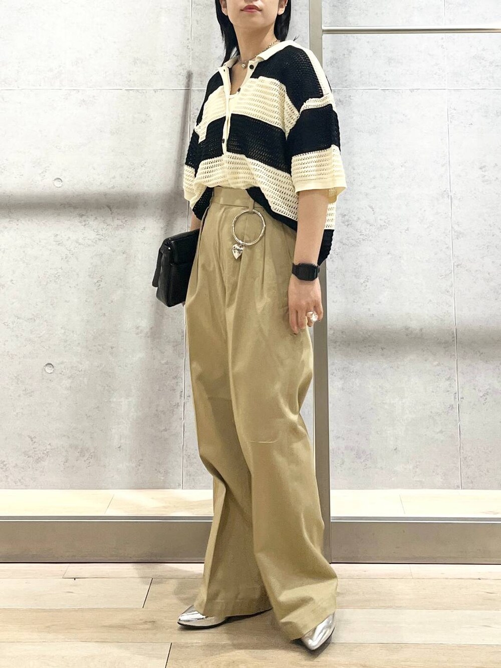 「おでかけ、シンプルコーデ、カジュアル、モード、ベーシック/シンプル、デート/ロマンティック、楽ちんコーデ、夏コーデ、女子会、きれいめカジュアル_LEPSIM、LEPSIM、ニット、パンツ、ワイドパンツ、サンダル」｜「LEPSIMのパデット2WAYショルダー　103831（ショルダーバッグ、ブラック系）」を使った、エムアイさん（レディース・162cm）の夏コーディネートの8枚目の写真