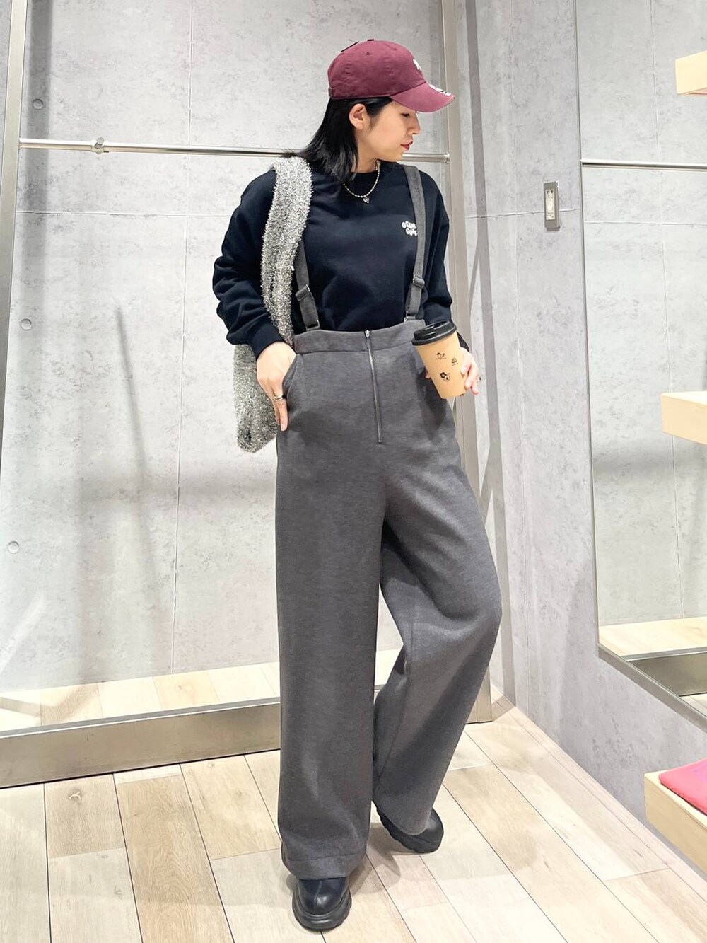 「カジュアル、モード、ベーシック/シンプル、デート/ロマンティック、楽ちんコーデ、女子会、きれいめカジュアル_LEPSIM、LEPSIM、おでかけ、シンプルコーデ、秋コーデ、秋服準備はじめました、新作、スウェット、パンツ」|「LEPSIMのラメニットショルダー 132582(ショルダーバッグ、シルバー系)」を使った、エムアイさん(レディース・162cm)の冬コーディネートの3枚目の写真