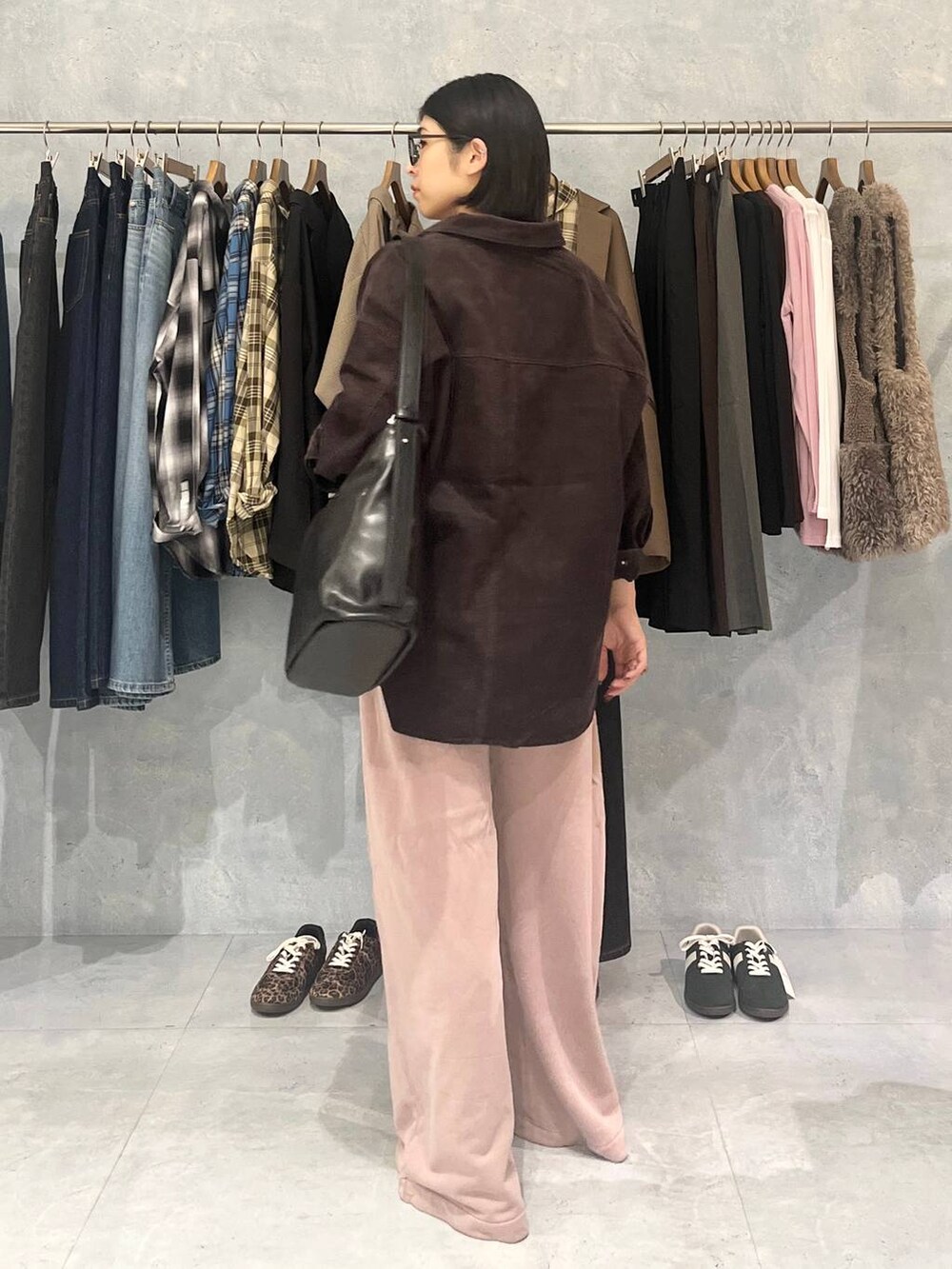 ピンク系のスウェットパンツ、ブラック系のショルダーバッグ、ブラウン系のシャツ/ブラウスを着用したレディースの秋コーディネートの4枚目の写真