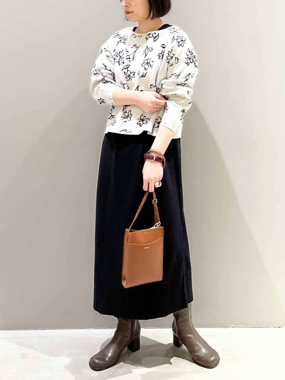 「LEPSIM、レプシィム(LEPSIM)、ニット、モノトーン、スクエアバッグ、春服みてみて、春コーデ、ブーツ、ショルダーバッグ、花柄、ワンピース、ニットワンピース、キレイめカジュアル、シンプルコーデ、着回しコーデ」｜「LEPSIMのオブリークトゥミディブーツ　175491（ブーツ、ブラウン系）」を使った、エムアイさん（レディース・162cm）の春コーディネートの3枚目の写真