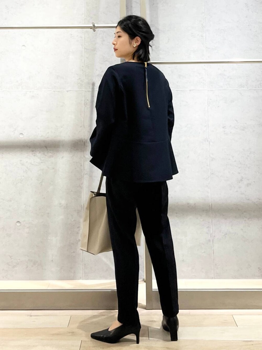 ブラック系のパンプス、ブラック系のその他パンツ、ブラック系のシャツ/ブラウスを着用したレディースの冬コーディネートの4枚目の写真