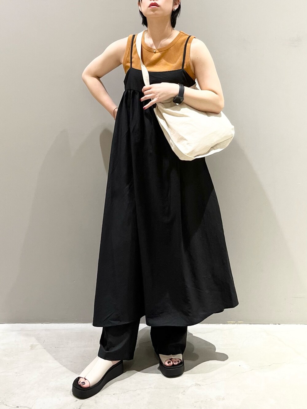 「LEPSIM、レプシィム(LEPSIM)、キャップ、モノトーン、ストリート、ワンピース、ラインパンツ、厚底シューズ、ショルダーバッグ、オトナカジュアル、NEW ERA、キャミワンピ、厚底サンダル、スポーティ、楽チンコーデ」｜「LEPSIMのラインパンツ（パンツ、ブラック系）」を使った、エムアイさん（レディース・162cm）の夏コーディネートの3枚目の写真