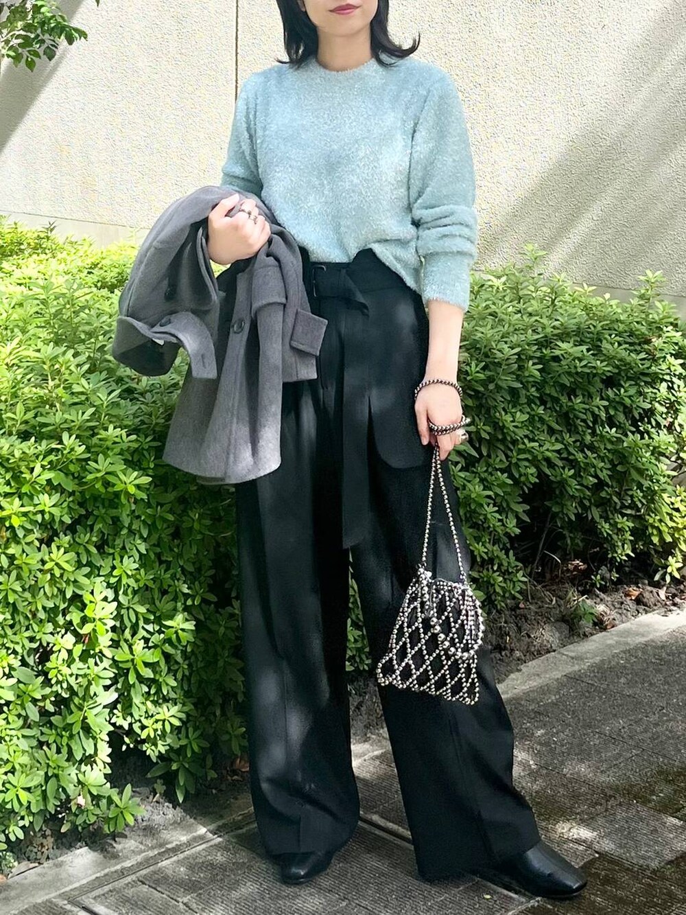 「カジュアル、モード、ベーシック/シンプル、デート/ロマンティック、楽ちんコーデ、女子会、きれいめカジュアル_LEPSIM、LEPSIM、おでかけ、シンプルコーデ、秋コーデ、秋冬新作、冬コーデ、冬アウター、ニット」｜「LEPSIMの【FOR I SERIES】ウーリーテックピーコート　130934（ピーコート、グレー系）」を使った、エムアイさん（レディース・162cm）の秋コーディネートの2枚目の写真