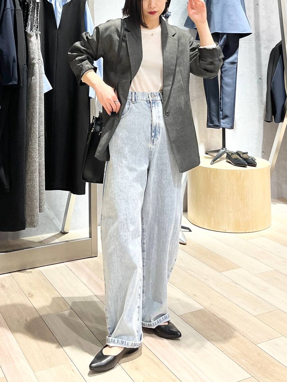 ホワイト系のTシャツ/カットソー、ブルー系のデニムパンツ、ブラック系のショルダーバッグを着用したレディースの冬コーディネートの7枚目の写真