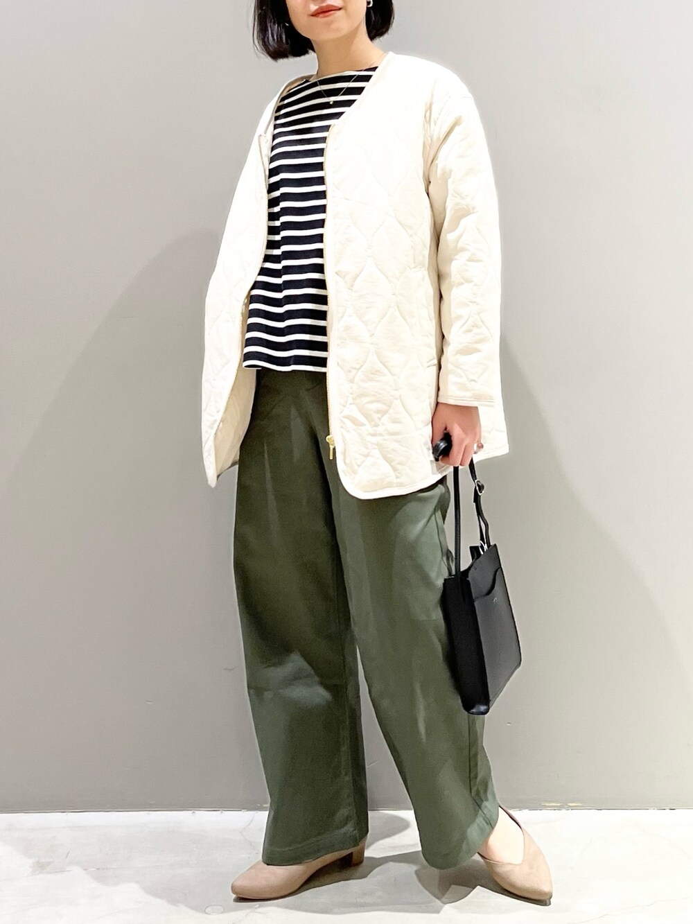 ブラック系のTシャツ/カットソー、ブラック系のジャケット/アウター、ブラック系のショルダーバッグを着用したレディースの冬コーディネートの2枚目の写真