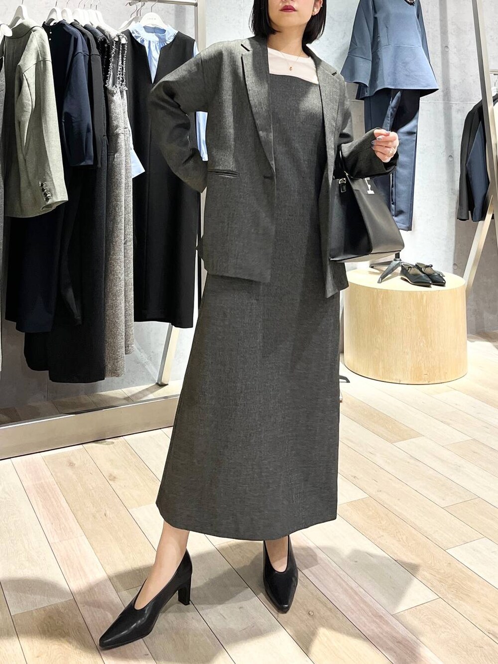 ホワイト系のTシャツ/カットソー、ブラック系のパンプス、ブラック系のショルダーバッグを着用したレディースの冬コーディネートの7枚目の写真