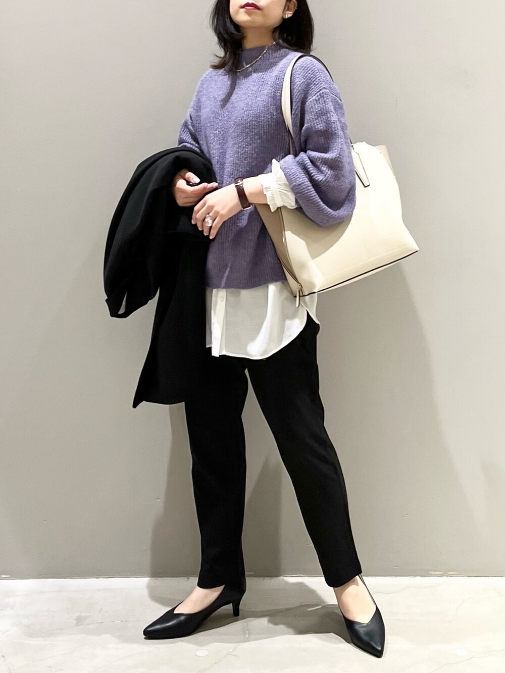 ブラック系のパンプス、ブラック系のパンツ、ブラック系のチェスターコートを着用したレディースの秋コーディネートの2枚目の写真