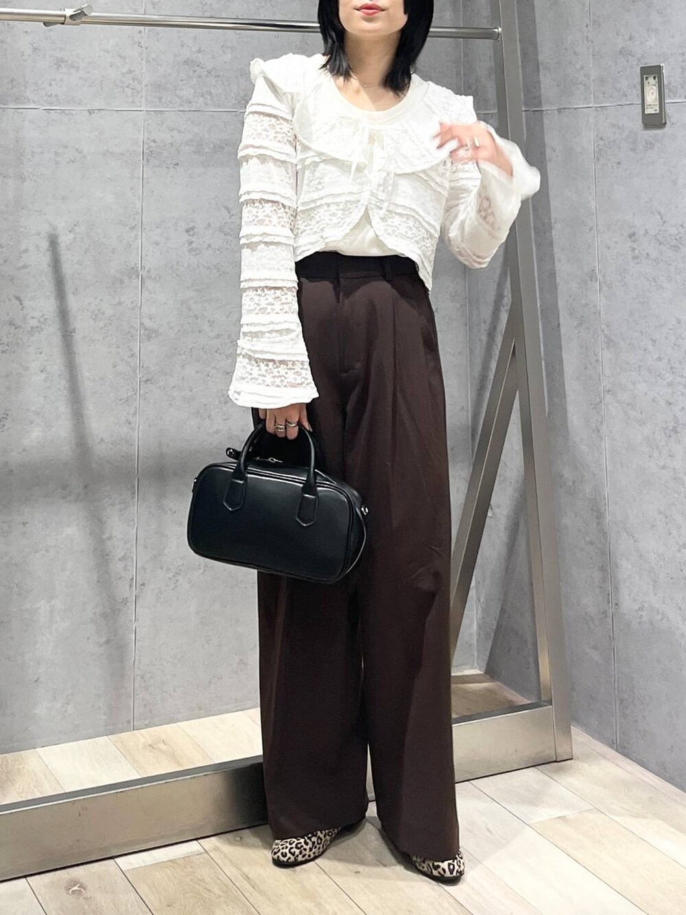 ブラック系のボストンバッグ、その他のバレエシューズ、ホワイト系のタンクトップを着用したレディースの秋コーディネートの2枚目の写真