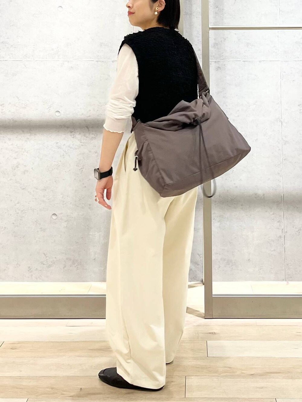 ブラック系のローファー、ホワイト系のTシャツ/カットソー、ブラック系のベストを着用したレディースの秋コーディネートの3枚目の写真