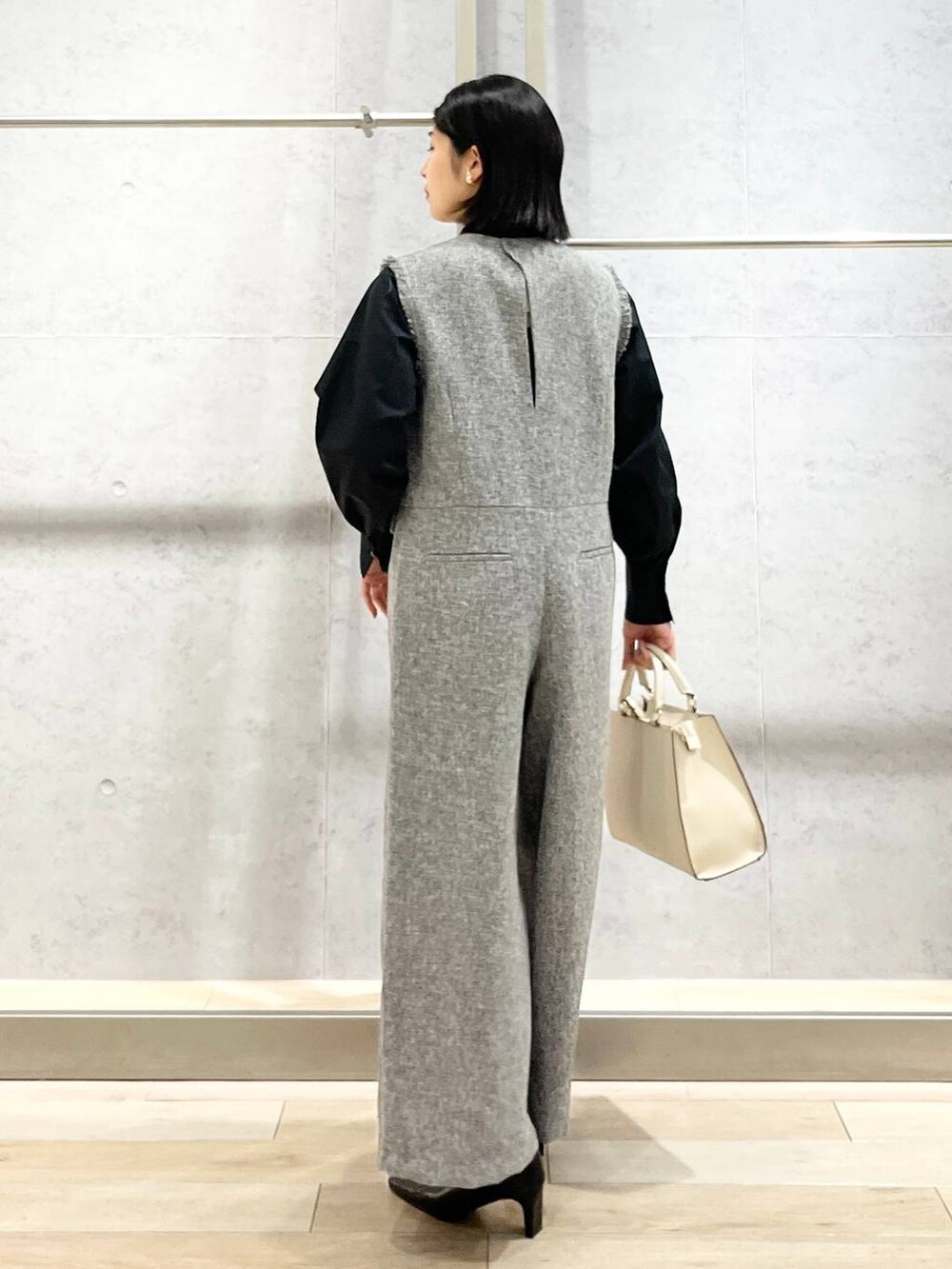 ブラック系のパンプス、ホワイト系のサロペット/オーバーオール、ブラック系のシャツ/ブラウスを着用したレディースの冬コーディネートの7枚目の写真