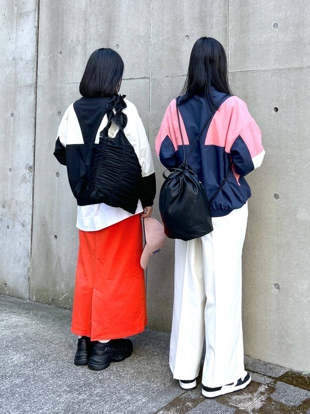 ブラック系のスニーカー、ブラック系のショルダーバッグ、ブラック系のトートバッグを着用したレディースの春コーディネートの4枚目の写真