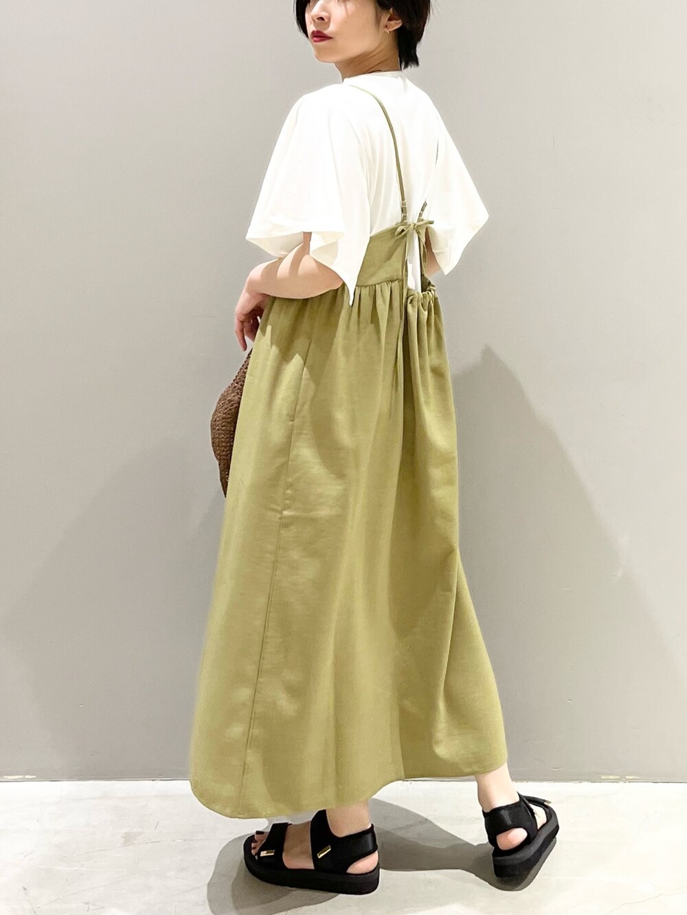 「LEPSIM、レプシィム(LEPSIM)、マタニティ、マタニティコーデ、キャミワンピ、ワンピース、フレアスリーブ、白Tシャツ、スポーツサンダル、ペーパーハット、夏コーデ、レイヤードスタイル、シンプルコーデ、春コーデ、ラクチンコーデ」｜「LEPSIMのマタニティ／リネンライクキャミワンピース　178783（マタニティウェア/グッズ、グリーン系）」を使った、エムアイさん（レディース・162cm）の春コーディネートの4枚目の写真