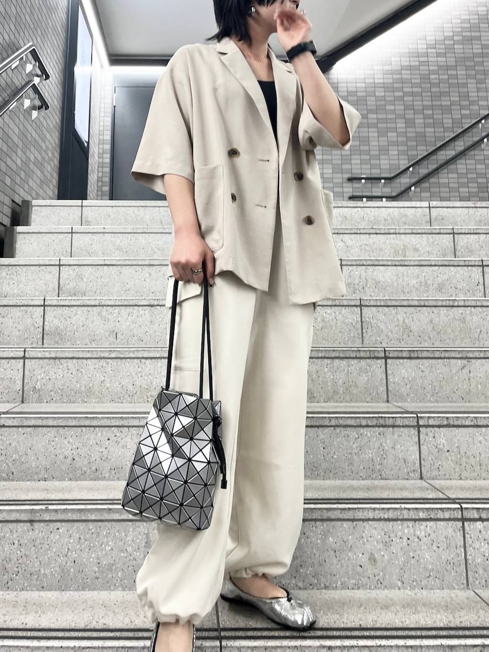 ホワイト系のカーゴパンツ、ベージュ系のテーラードジャケットを着用したレディースの春コーディネートの5枚目の写真