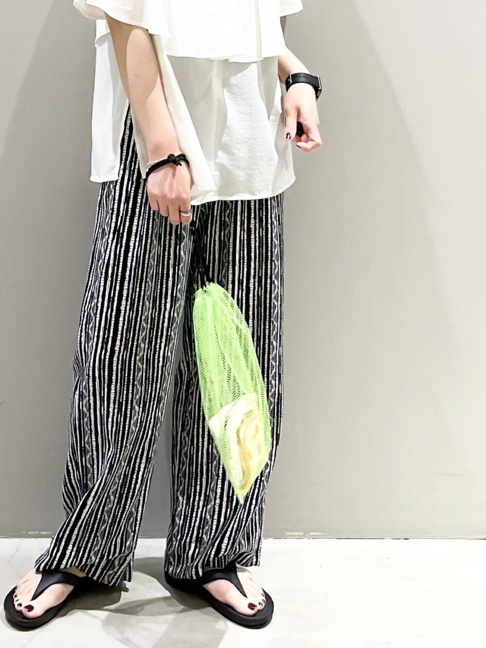 「LEPSIM、レプシィム(LEPSIM)、マタニティ、モード、ケープ、ブラウス、柄パンツ、初夏コーデ、モノトーン、トングサンダル、休日スタイル、シンプルコーデ、夏コーデ、きれいめカジュアル、マタニティコーデ」｜「LEPSIMのマタニティ／ケープデザインブラウス　193339（マタニティウェア/グッズ、ホワイト系）」を使った、エムアイさん（レディース・162cm）の春コーディネートの5枚目の写真