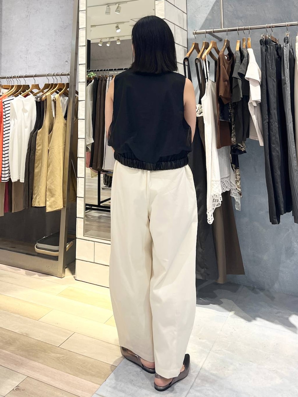 「カジュアル、モード、ベーシック/シンプル、デート/ロマンティック、楽ちんコーデ、夏コーデ、女子会、きれいめカジュアル_LEPSIM、バッグ、LEPSIM、おでかけ、シンプルコーデ、ベスト、タンクトップ、ワイドパンツ」|「LEPSIMの14ゲージスクエアリブタンク 243148(タンクトップ、ホワイト系)」を使った、エムアイさん(レディース・162cm)の夏コーディネートの3枚目の写真