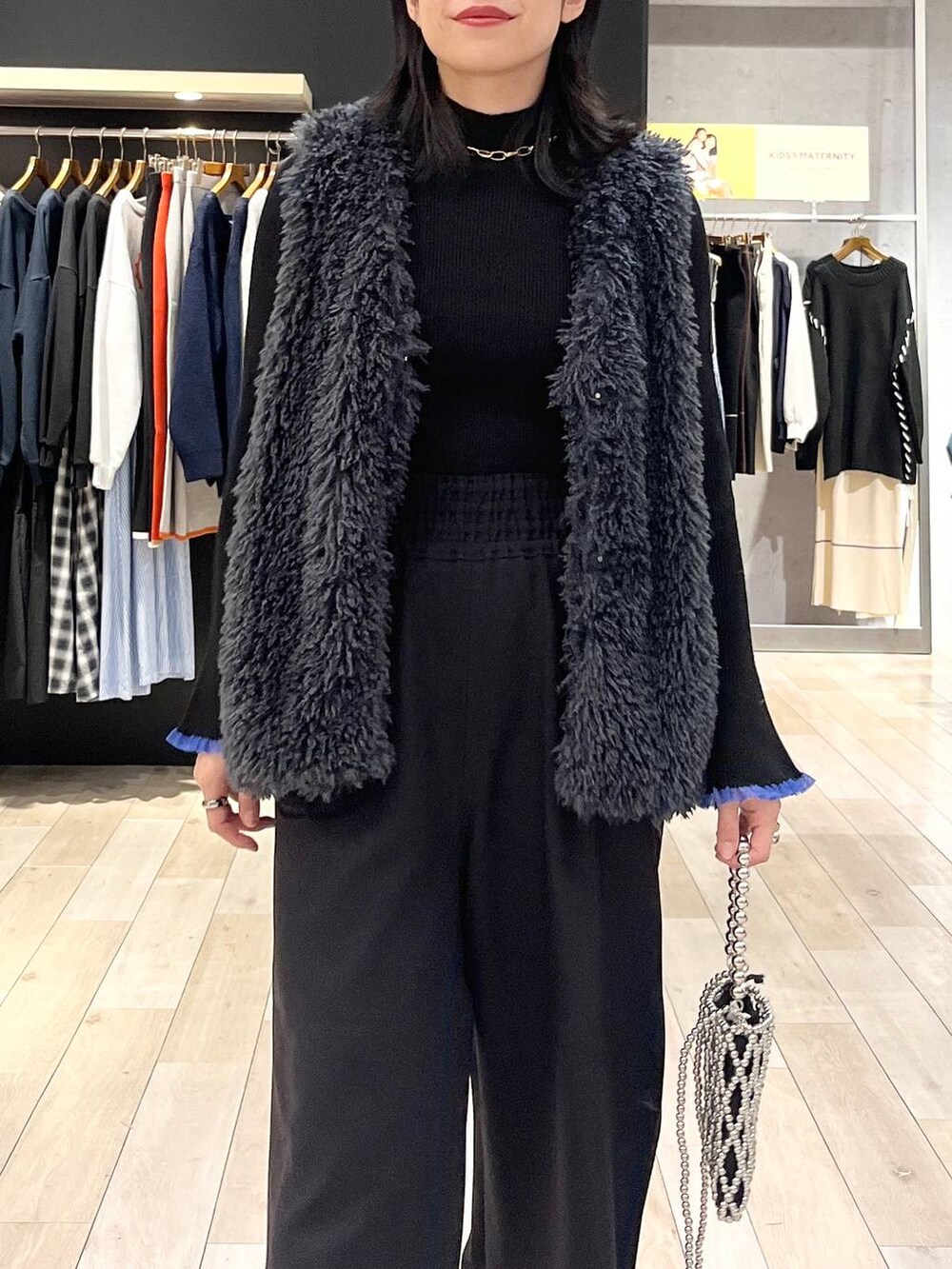 ブラック系のその他パンツ、ブラック系のブーツ、ブラック系のニット/セーターを着用したレディースの秋コーディネートの4枚目の写真