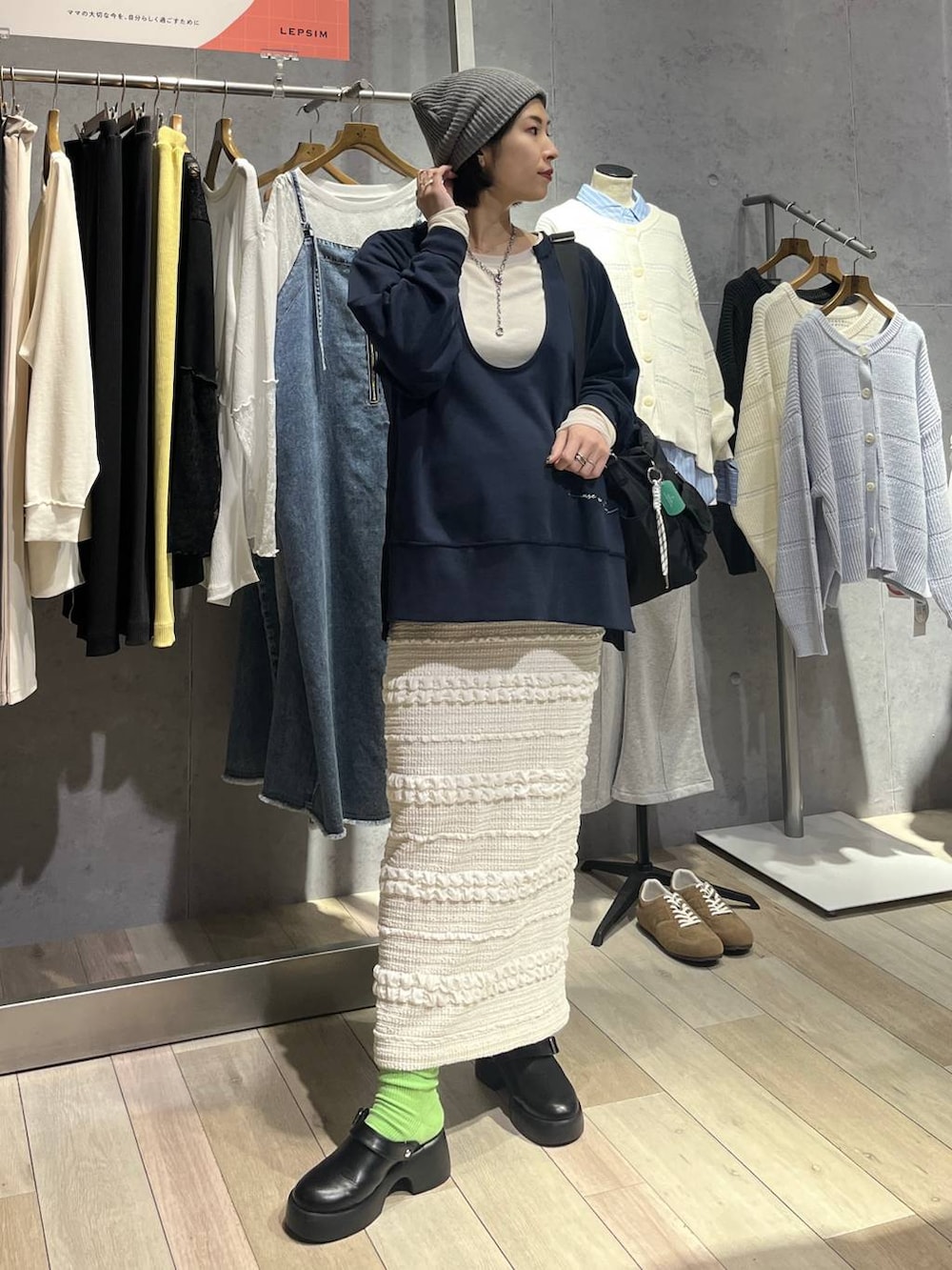 ブラック系のサンダル、ホワイト系のTシャツ/カットソー、ブラック系のトートバッグを着用したレディースの冬コーディネートの5枚目の写真