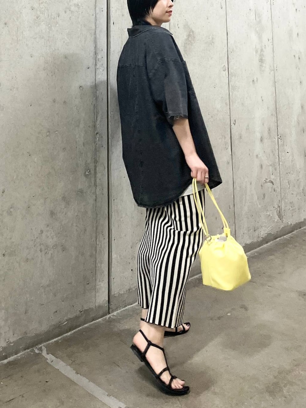 「カジュアル、モノトーン、モード、LEPSIM、デニムジャケット、シャツ、シャツスタイル、Tシャツ、スカート、シンプルコーデ、春夏コーデ、きれいめカジュアル、デニム、動物モチーフ、ストライプスカート」｜「LEPSIMのフェイクレザーミニ巾着　105144（ショルダーバッグ、イエロー系）」を使った、エムアイさん（レディース・162cm）の春コーディネートの3枚目の写真