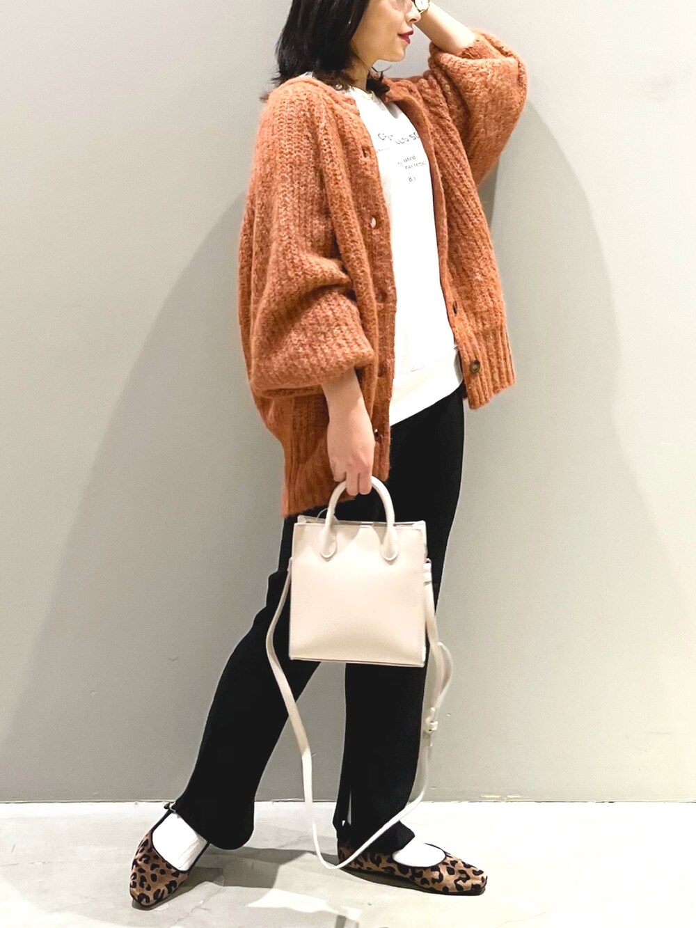 ブラック系のその他パンツ、ホワイト系のショルダーバッグ、その他のその他シューズを着用したレディースの秋コーディネートの4枚目の写真