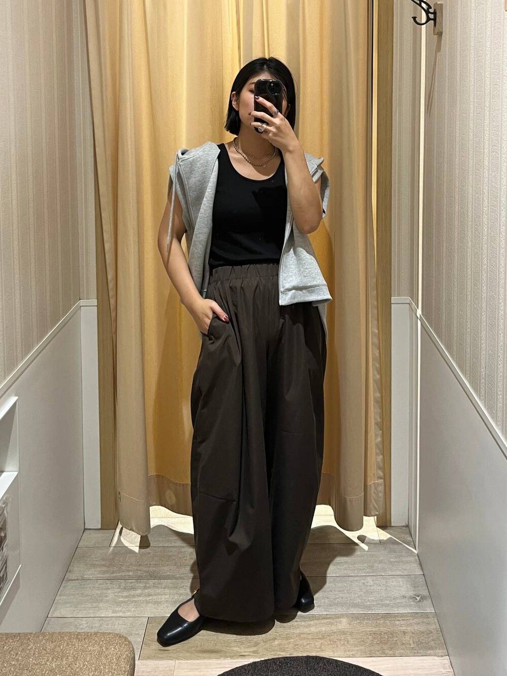 ブラウン系のその他パンツ、グレー系のベストを着用したレディースの秋コーディネートの3枚目の写真