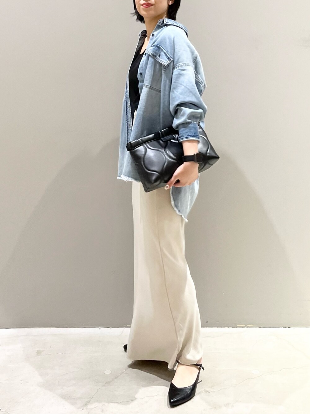 ホワイト系のスカート、ブラック系のバッグ、ブラック系のその他シューズを着用したレディースの夏コーディネートの8枚目の写真