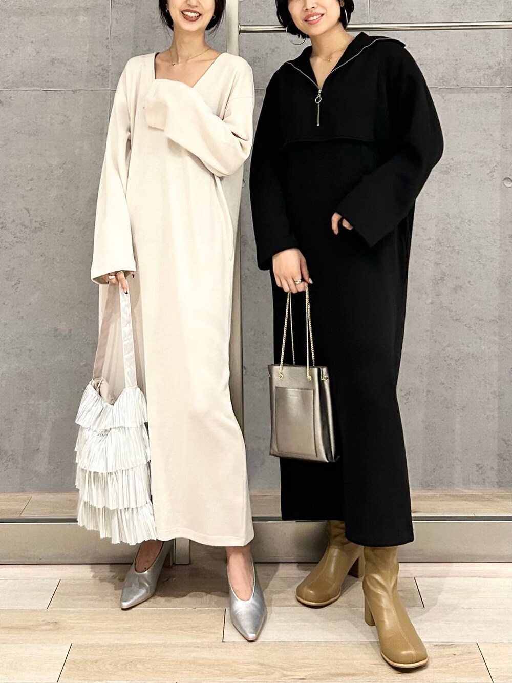 ブラック系のショルダーバッグ、ブラック系のワンピース、ホワイト系のワンピースを着用したレディースの秋コーディネートの7枚目の写真