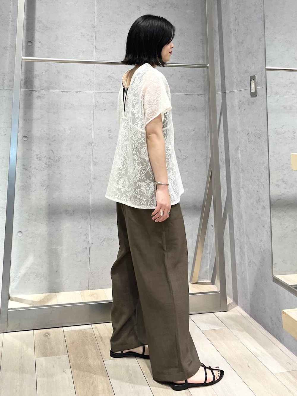 「カジュアル、モード、ベーシック/シンプル、デート/ロマンティック、楽ちんコーデ、夏コーデ、女子会、きれいめカジュアル_LEPSIM、バッグ、LEPSIM、サンダル、おでかけ、シンプルコーデ、ブラウス、ブラウン」｜「LEPSIMの多機能リブタンク　286166（タンクトップ、ブラック系）」を使った、エムアイさん（レディース・162cm）の夏コーディネートの3枚目の写真