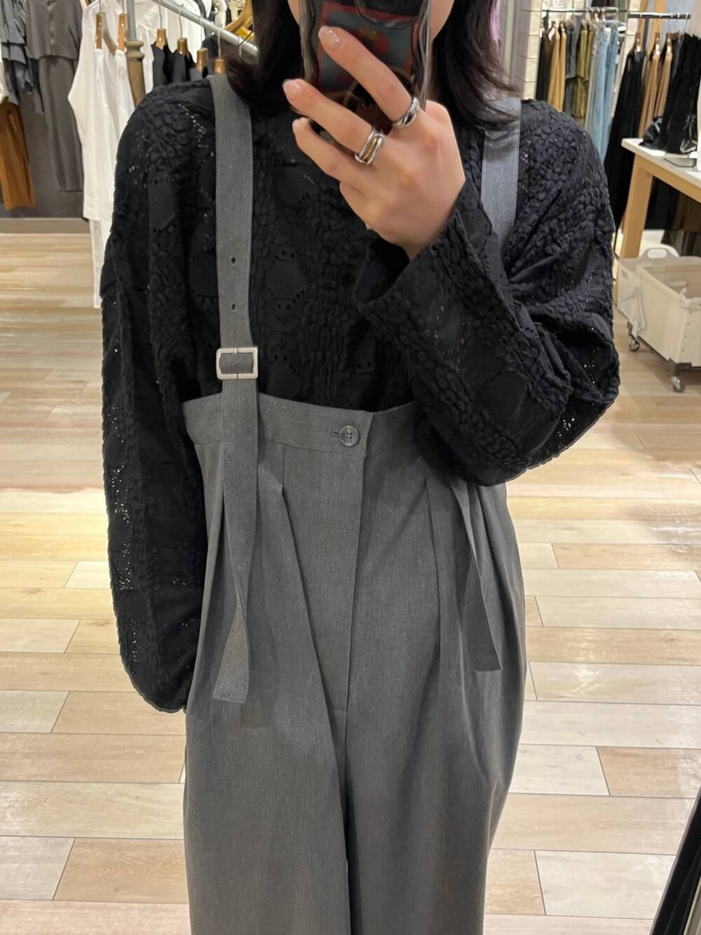 ホワイト系のショルダーバッグ、ブラック系のTシャツ/カットソー、ブラック系のローファーを着用したレディースの秋コーディネートの8枚目の写真