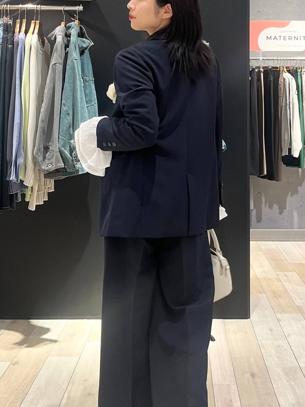 ホワイト系のTシャツ/カットソー、ブルー系のスーツパンツ、ブルー系のスーツジャケットを着用したレディースの冬コーディネートの3枚目の写真