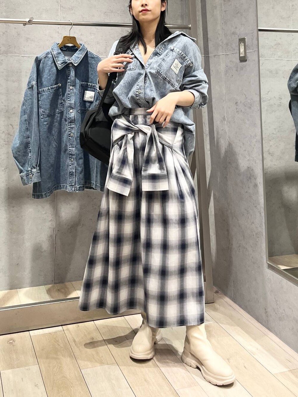 ホワイト系のブーツ、ブルー系のスカート、ブルー系のシャツ/ブラウスを着用したレディースの冬コーディネートの9枚目の写真