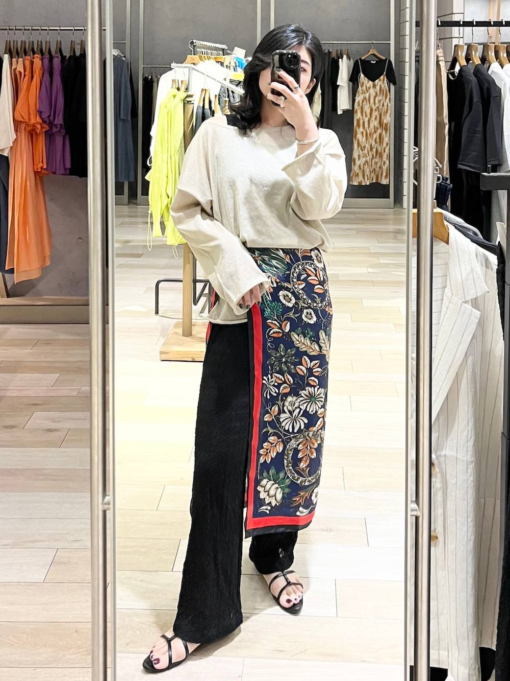 ブラック系のハンドバッグ、ベージュ系のニット/セーター、ブラック系のその他パンツを着用したレディースの春コーディネートの5枚目の写真