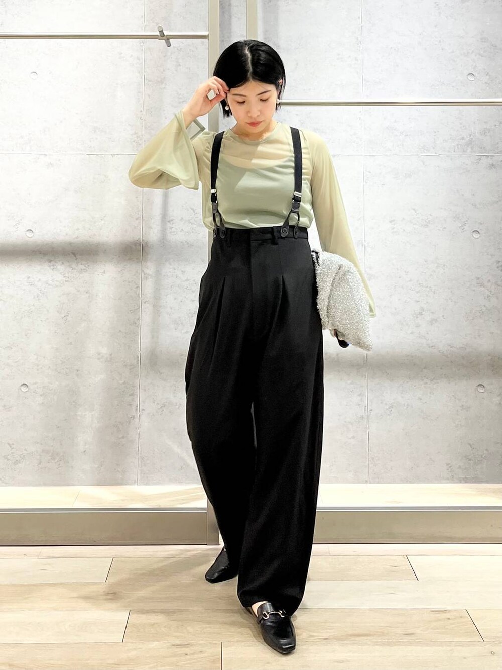 ブラック系のキャミソール、ブラック系のローファー、ブラック系のその他パンツを着用したレディースの秋コーディネートの7枚目の写真