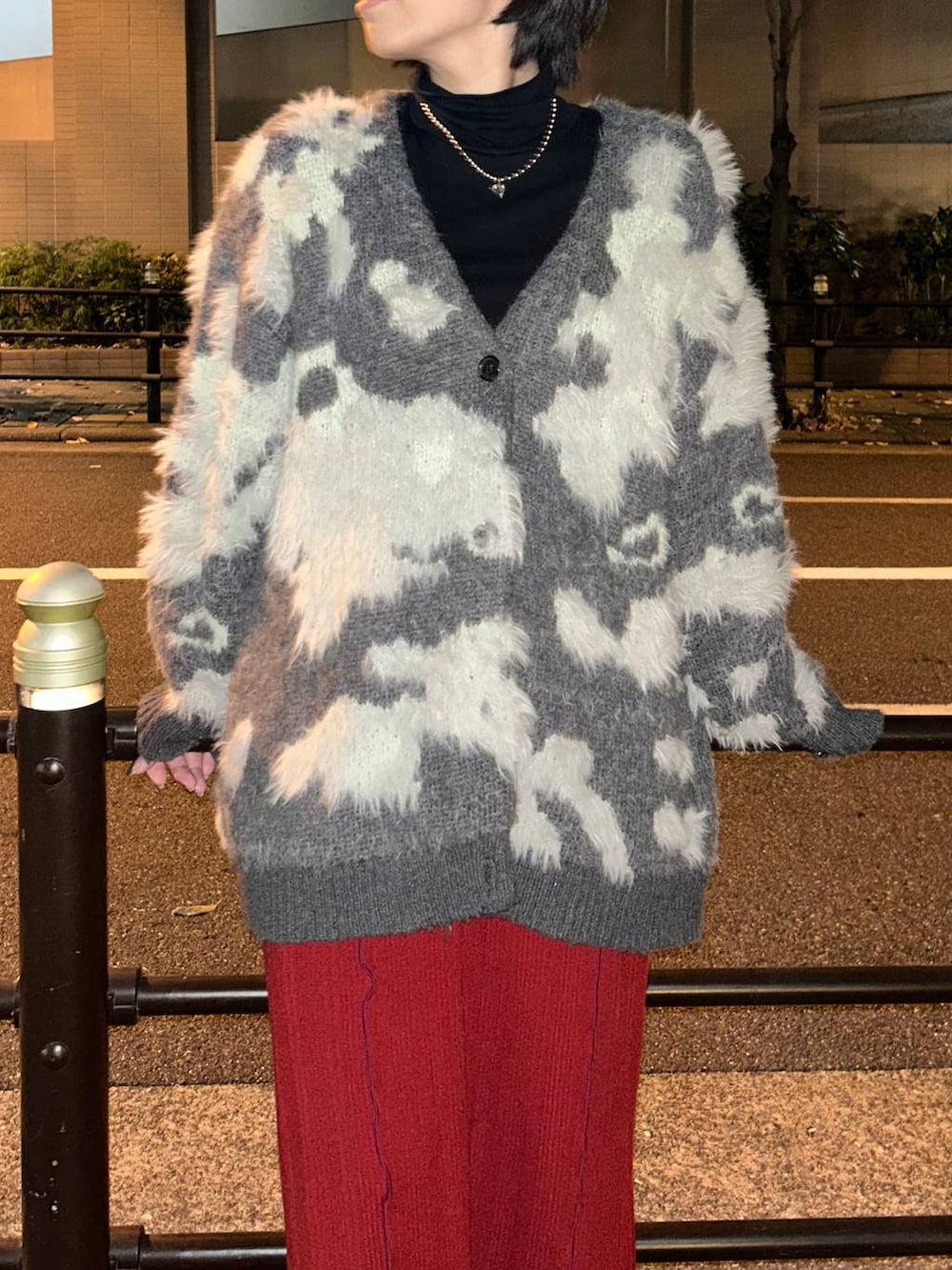 グレー系のカーディガン/ボレロ、レッド系のマタニティウェア/グッズを着用したレディースの冬コーディネートの3枚目の写真