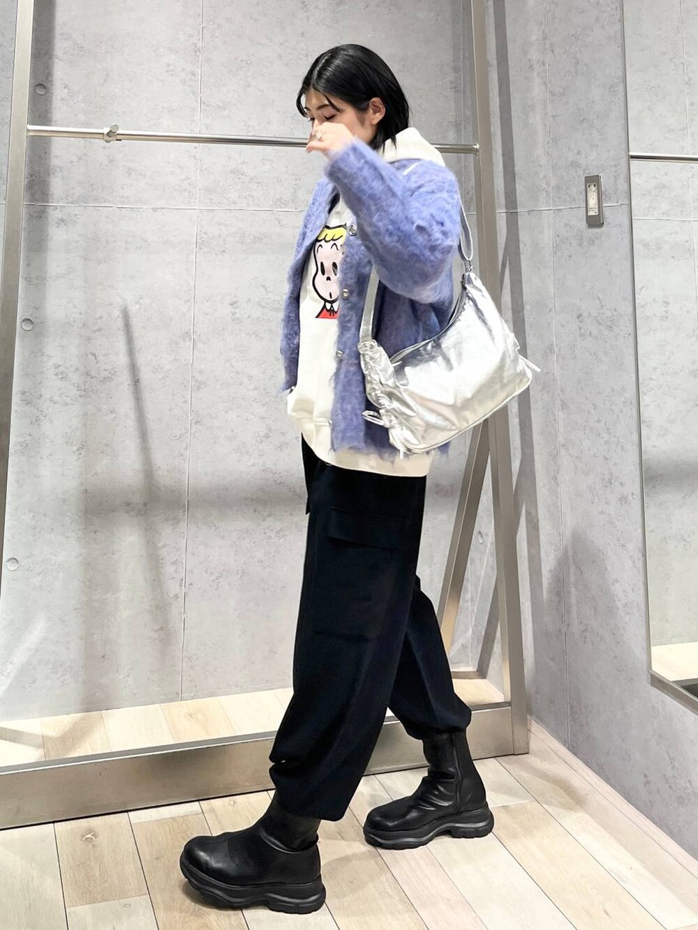 ブルー系のカーディガン/ボレロ、ブラック系のブーツ、ブラック系のその他パンツを着用したレディースの秋コーディネートの4枚目の写真