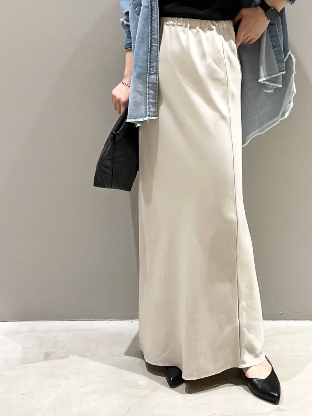 ホワイト系のスカート、ブラック系のバッグ、ブラック系のその他シューズを着用したレディースの夏コーディネートの5枚目の写真