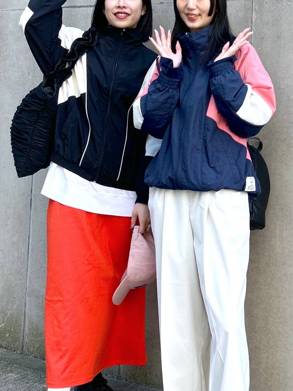 ブラック系のスニーカー、ブラック系のショルダーバッグ、ブラック系のトートバッグを着用したレディースの春コーディネートの6枚目の写真