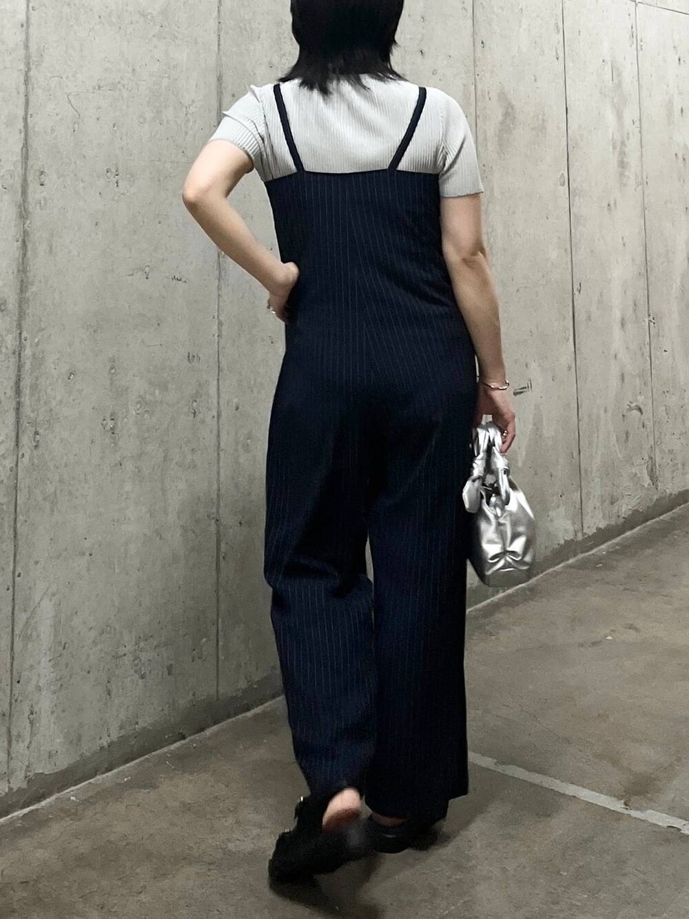 ブラック系のサンダル、ブルー系のサロペット/オーバーオール、シルバー系のショルダーバッグを着用したレディースの夏コーディネートの4枚目の写真