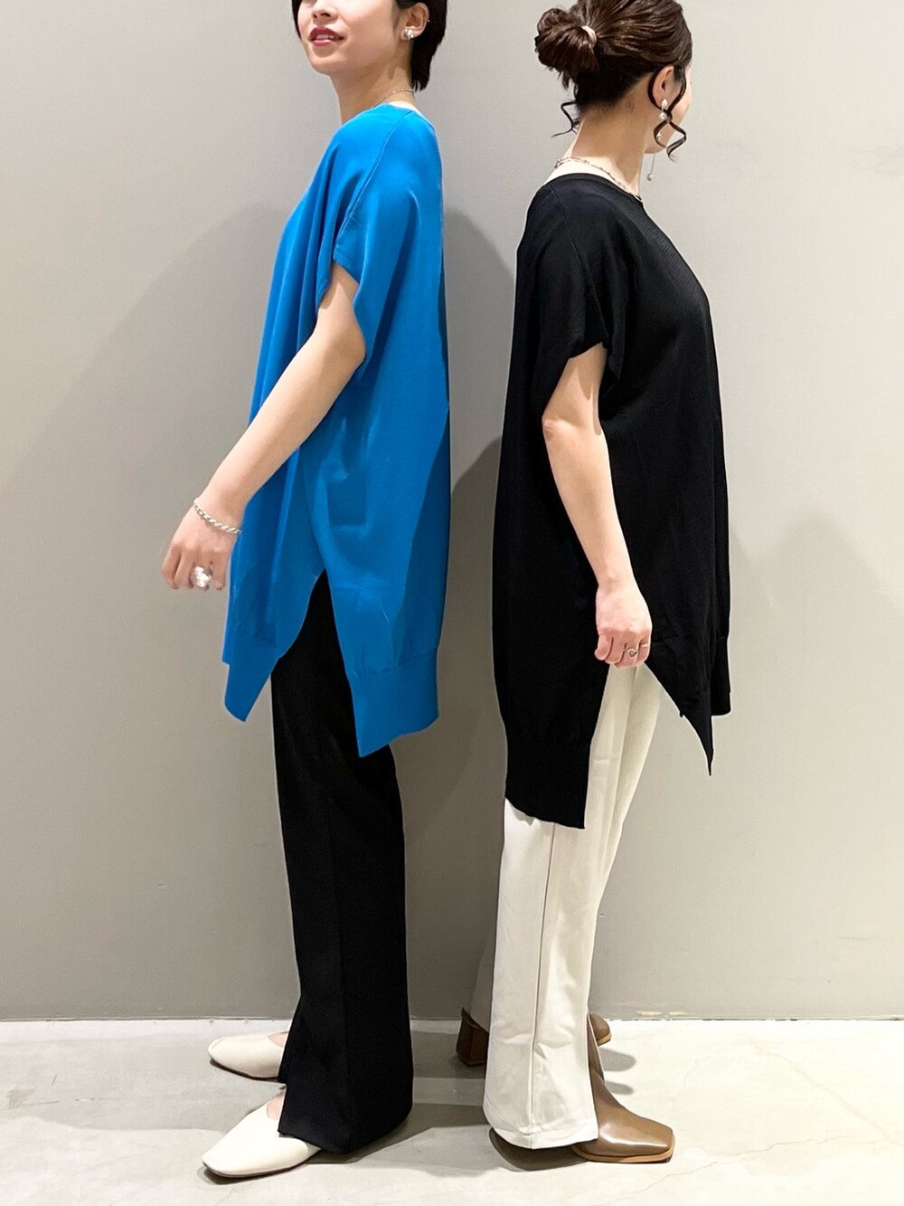 「LEPSIM、レプシィム(LEPSIM)、チュニック、サマーナイト、フレアパンツ、スリットパンツ、スクエアトゥ、シンプルコーデ、春夏コーデ、初夏コーデ、パンプス、ミュール、きれいめカジュアル、オトナカジュアル、ブルー」|「LEPSIMの14ゲージ頼れるチュニックワンピース 163931(ワンピース、ブルー系)」を使った、エムアイさん(レディース・162cm)の春コーディネートの3枚目の写真