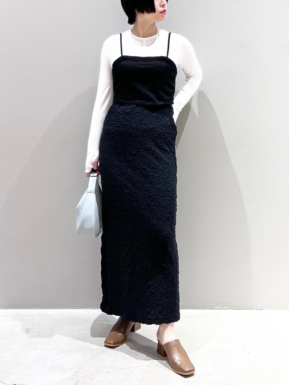 ブラウン系のサンダル、ブルー系のショルダーバッグ、ホワイト系のTシャツ/カットソーを着用したレディースの春コーディネートの3枚目の写真