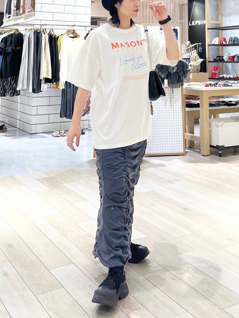 「ロングスカート、カジュアル、モード、ベーシック/シンプル、デート/ロマンティック、楽ちんコーデ、女子会、きれいめカジュアル_LEPSIM、LEPSIM、Tシャツ、スカート、ニット帽、ショルダーバッグ、バッグ、夏コーデ」｜「LEPSIMのパデット2WAYショルダー　103831（ショルダーバッグ、ブラック系）」を使った、エムアイさん（レディース・162cm）の夏コーディネートの3枚目の写真