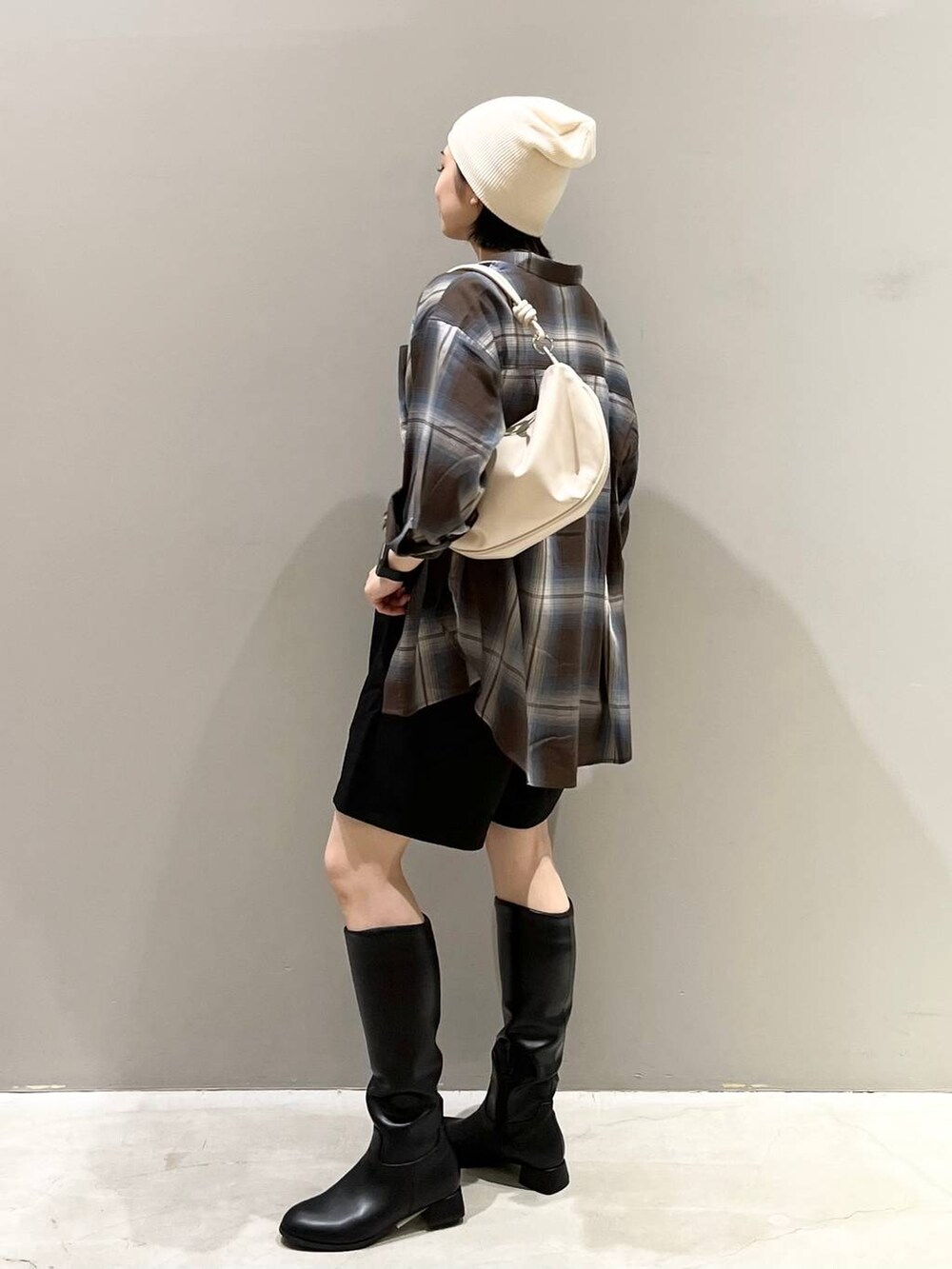 ブラウン系のシャツ/ブラウス、ブラック系のシャツ/ブラウス、ブラック系のその他パンツを着用したレディースの秋コーディネートの3枚目の写真