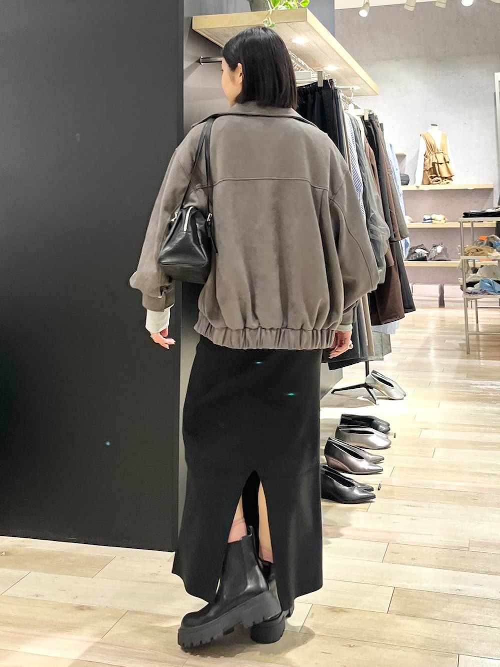 ブラック系のスカート、ブラック系のスカート、ブラック系のボストンバッグを着用したレディースの秋コーディネートの4枚目の写真