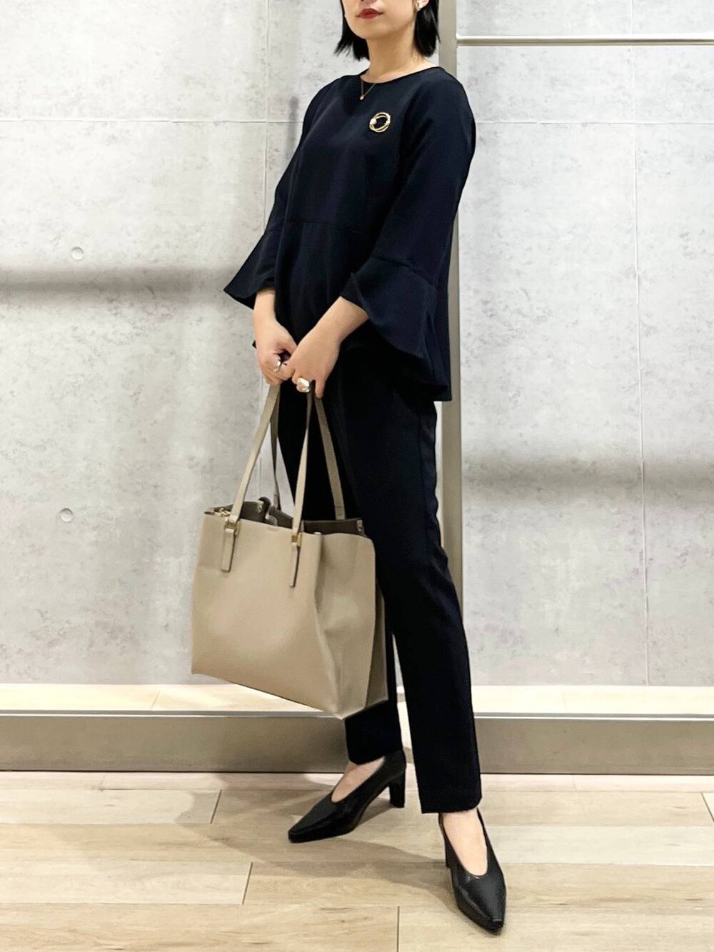 ブラック系のパンプス、ブラック系のその他パンツ、ブラック系のシャツ/ブラウスを着用したレディースの冬コーディネートの7枚目の写真