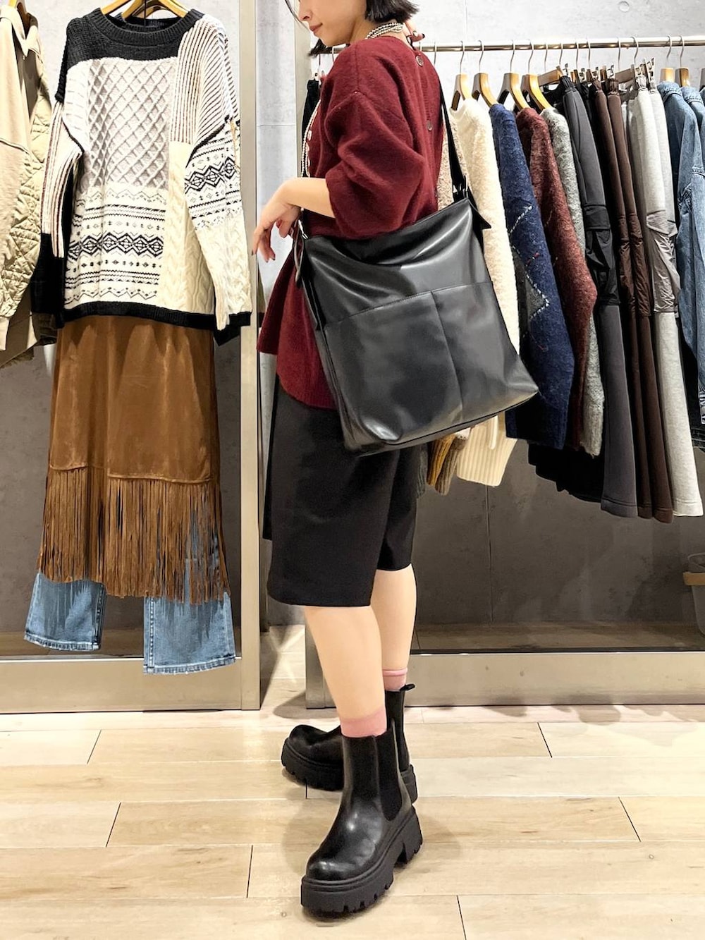 ブラック系のショルダーバッグ、ブラック系のその他パンツ、ブラック系のブーツを着用したレディースの秋コーディネートの3枚目の写真