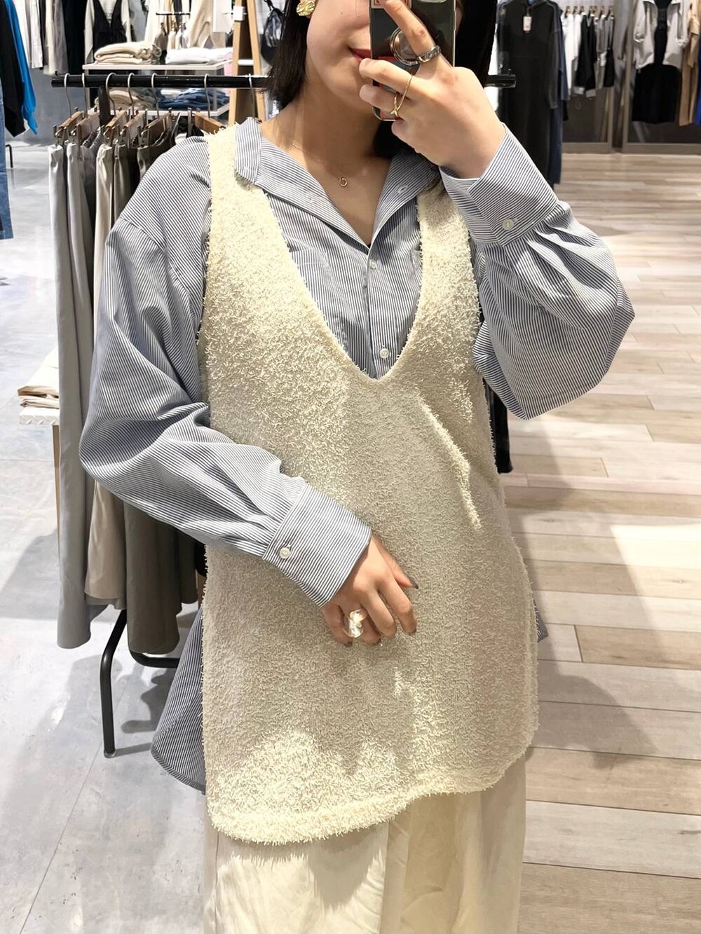 ブラック系のショルダーバッグ、ブラック系のパンプス、ブルー系のシャツ/ブラウスを着用したレディースの春コーディネートの6枚目の写真