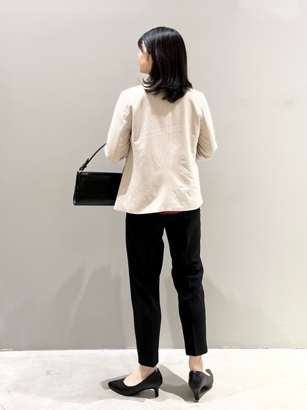 「LEPSIM、レプシィム(LEPSIM)、お仕事コーデ、オフィスカジュアル、オフィススタイル、スーツスタイル、セットアップ、オケージョン、セレモニー、ノーカラーコート、シンプルコーデ、テーパードパンツ、ブラウス、パンプス、キレイめ」｜「LEPSIMのクッションパンプス　295877（パンプス、ブラック系）」を使った、エムアイさん（レディース・162cm）の冬コーディネートの4枚目の写真