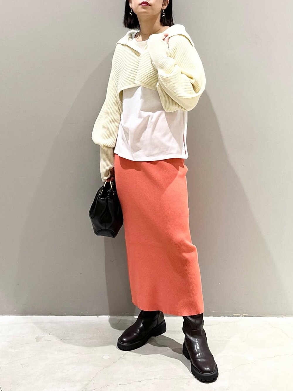「LEPSIM、レプシィム(LEPSIM)、ニット、ショート丈トップス、春服デビュー宣言、シンプルコーデ、淡色コーデ、きれいめカジュアル、パステル映える春、レイヤードスタイル、ピンク、春服みてみて、ブーツ、ニットスカート、ハンドバッグ」｜「LEPSIMのメタルハンドル2WAYバッグ　176623（ハンドバッグ、ブラック系）」を使った、エムアイさん（レディース・162cm）の春コーディネートの5枚目の写真