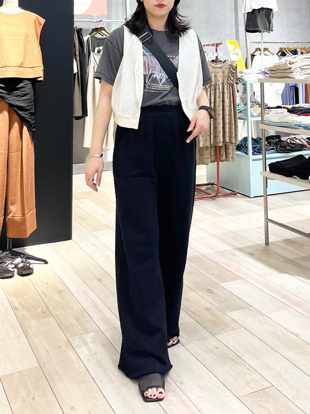 ブラック系のスウェットパンツ、ホワイト系のその他アウター、ブラック系のサンダルを着用したレディースの夏コーディネートの5枚目の写真