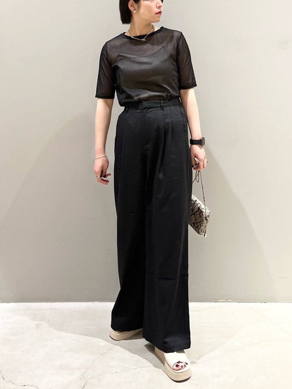 ブラック系のその他パンツ、ベージュ系のサンダル、ブラック系のTシャツ/カットソーを着用したレディースの夏コーディネートの5枚目の写真