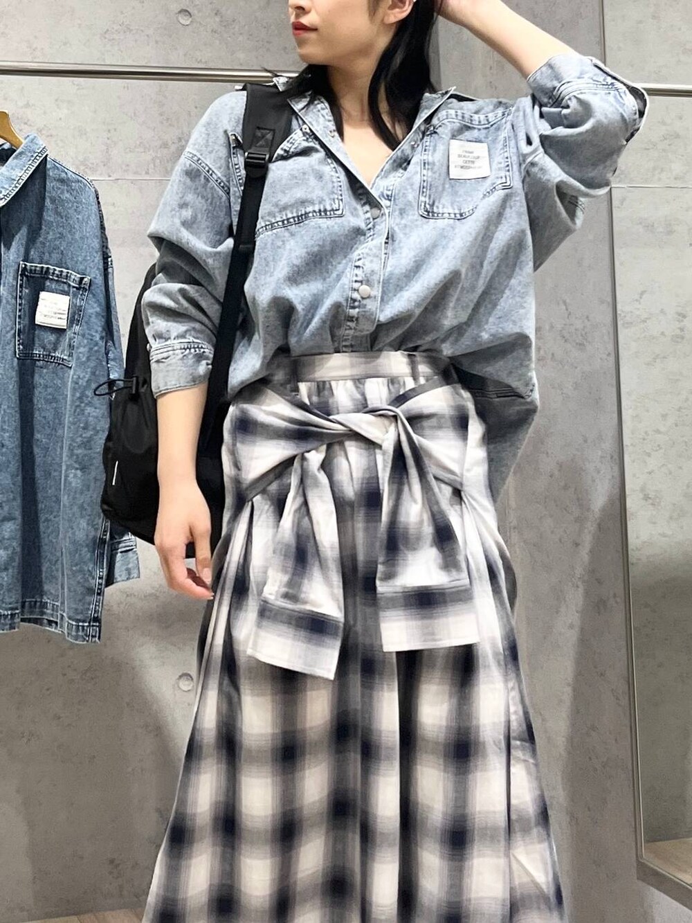 ホワイト系のブーツ、ブルー系のスカート、ブルー系のシャツ/ブラウスを着用したレディースの冬コーディネートの6枚目の写真